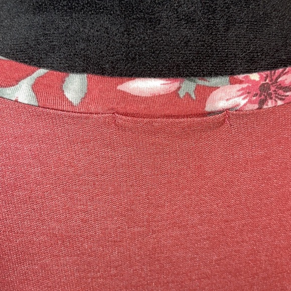 1X V-neck oversized rust colored colorblock top with floral and stripes - Picture 6 of 10